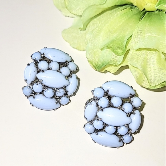 BLUE MILK GLASS CLIP-ON EARRINGS - VINTAGE CLASSIC MCM - Picture 7 of 7
